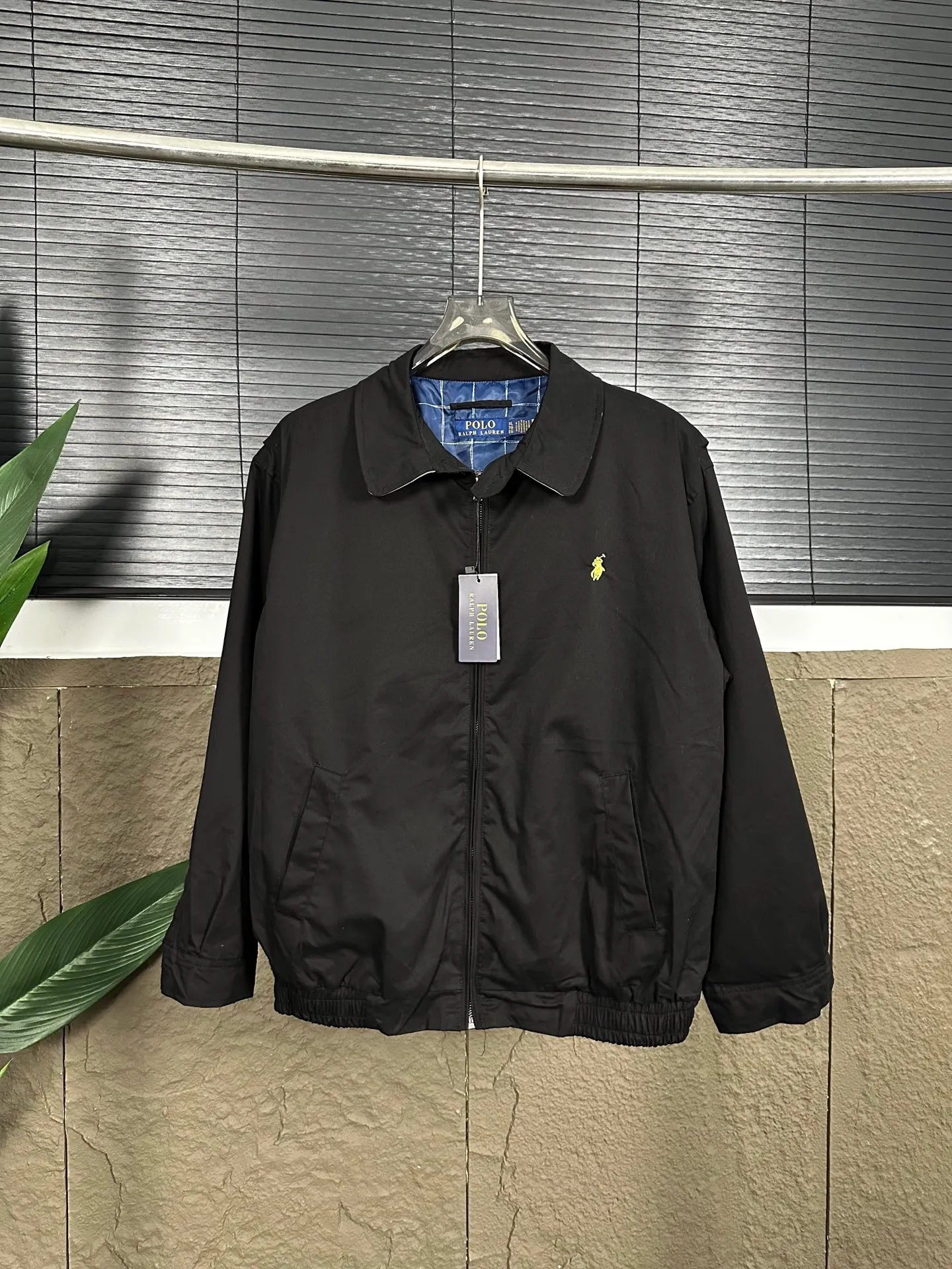 P270 Ralph Lauren/Ralph Lauren classic unisex veteran zipper jacket style number: DJ1897 Recommended by many fashion bloggers, the Harrington jacket's lapel zipper windproof design perfectly blends casual style with street trend elements, making it very suitable for neutral wear. The fabric texture of the jacket is excellent and comfortable to wear. It is a very versatile and trendy jacket. Original development, 100% pure cotton fabric, exquisite embroidery, evergreen style for all seasons, feel free to buy it, retro will never go out of style!  Color: Khaki Navy Black Size: M-XXL M L